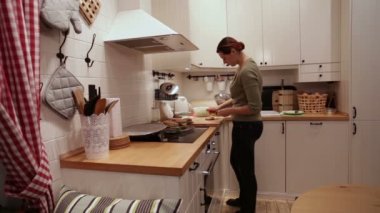 Bir kız Burger hazırlar