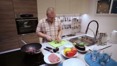 Adam tahtada sosis keser ve tavada yatıyordu