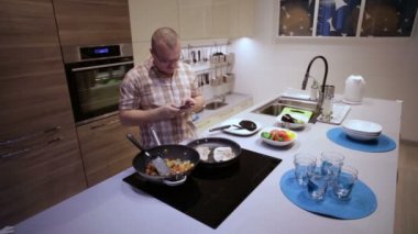 Pişirme ve telefon arayan adam