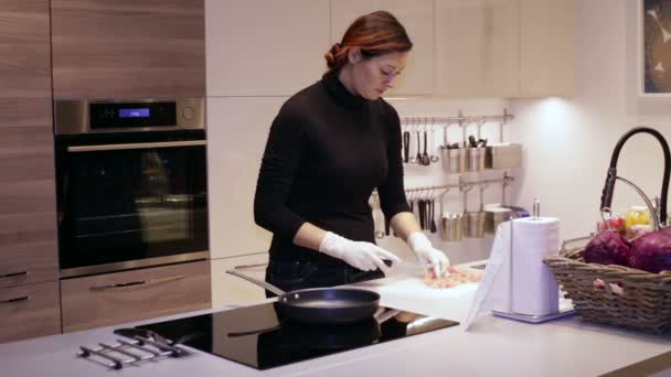 Жінка вирізати м'ясо з ножем на борту — стокове відео