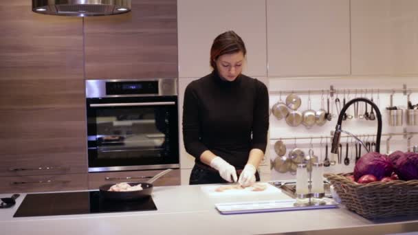 女性は、ボード上のナイフで肉を切る — ストック動画