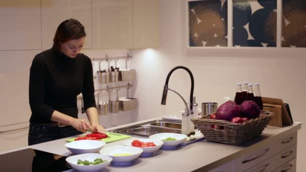 Nő darabok kés piros paprika a fedélzeten — Stock videók