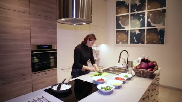 Woman cuts knife green pepper on the Board — Stock Video