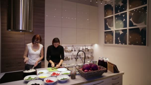 Wanita memasak makan malam di dapur — Stok Video