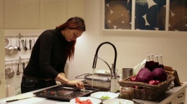 Fırın tepsisi sünger sabun ile bir kadın yıkar