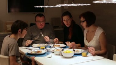 Aile masada pizza yemek ve konuşmak