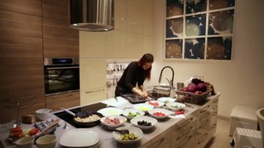 Fırın tepsisi sünger sabun ile bir kadın yıkar