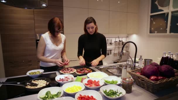 Mujeres cocinan pizza — Vídeos de Stock