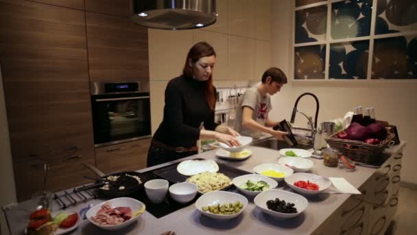 Mãe prepara pizza filho lavar pratos — Vídeo de Stock