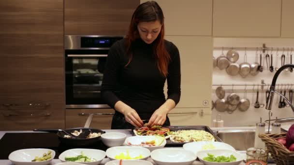 Menina prepara a pizza — Vídeo de Stock