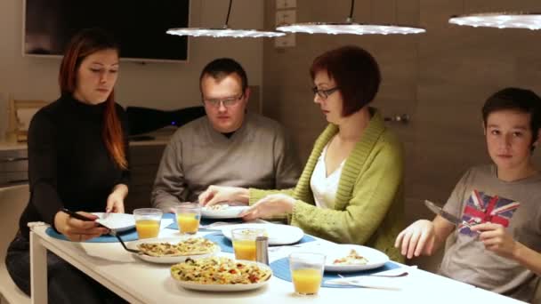La familia en la mesa comiendo pizza y hablando — Vídeo de stock