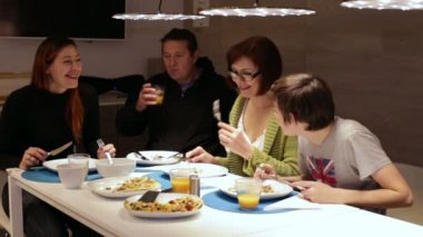 Aile masada pizza yemek ve konuşmak