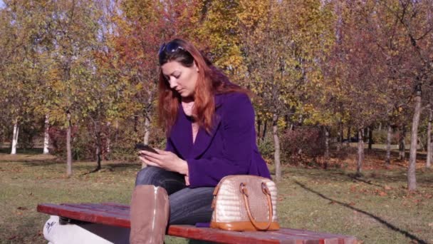 女人看在智能手机中的信息 — 图库视频影像