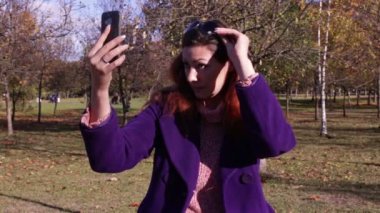 Akıllı telefon kamera kullanarak kendi kendine portre çekici kadın