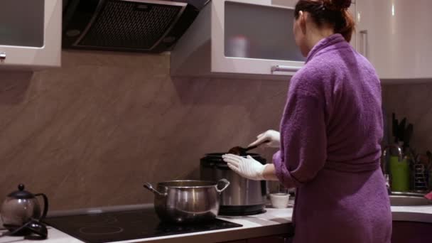 Een vrouw wordt toegevoegd aan de pan zure room klodder — Stockvideo