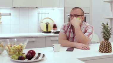 Adam ne yazık ki mutfak masasında oturan içini çekti