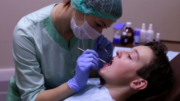 거울 및 프로브를 사용 하 여 치아의 시험 — 비디오