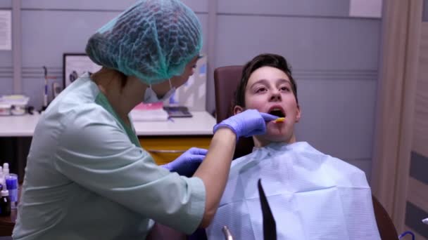 Tandläkaren tar ett intryck med intryck fack — Stockvideo