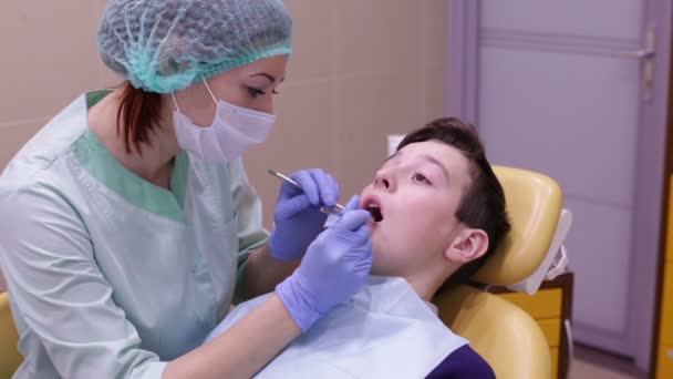 De jongen bij de receptie op de tandarts — Stockvideo