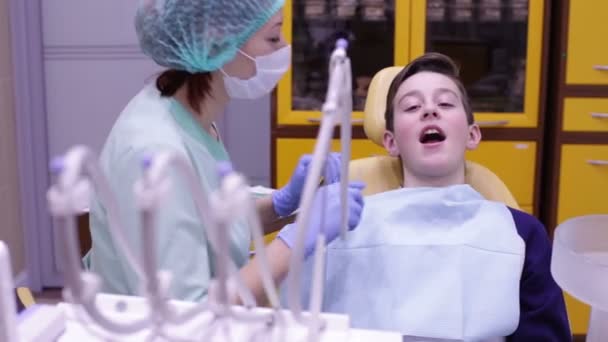 Arts behandelt een patiënt mond een stroom van water — Stockvideo