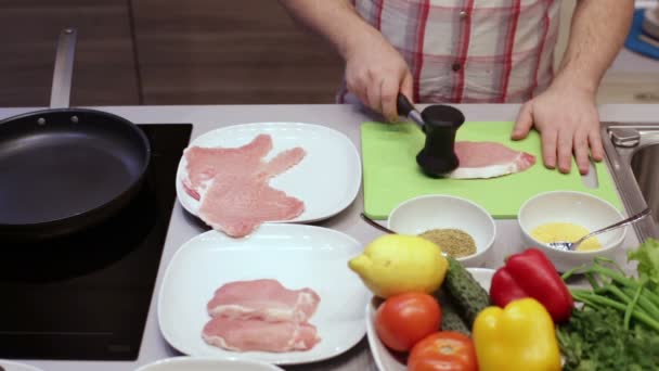 Cocinar cerdo golpea martillo en la cocina — Vídeo de stock