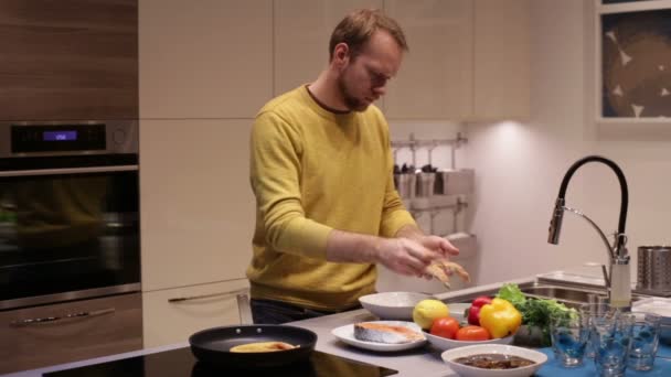 Un uomo prepara bistecche di pesce — Video Stock