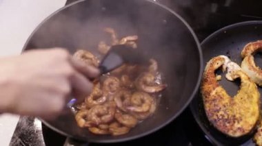 Soyulmuş karides bir tencerede kızartılır