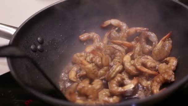 В сковородке жарить креветки. — стоковое видео