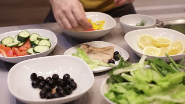 Mens hands decorated steak on a plate — Stock Video