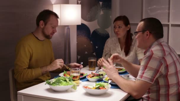 Vrienden eten op de tafel en praten — Stockvideo