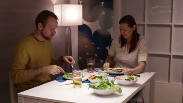 El marido y la esposa comiendo y bebiendo cerveza — Vídeos de Stock