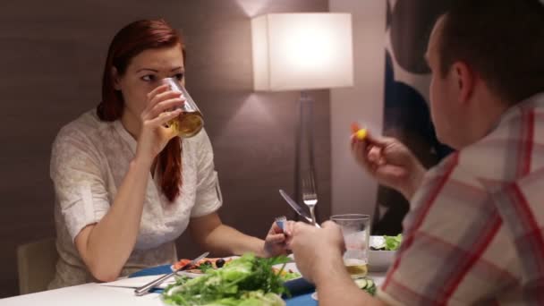 Una pareja cenando en la mesa y hablando — Vídeos de Stock