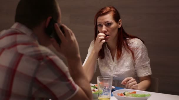 Una pareja cenando en la mesa . — Vídeo de stock