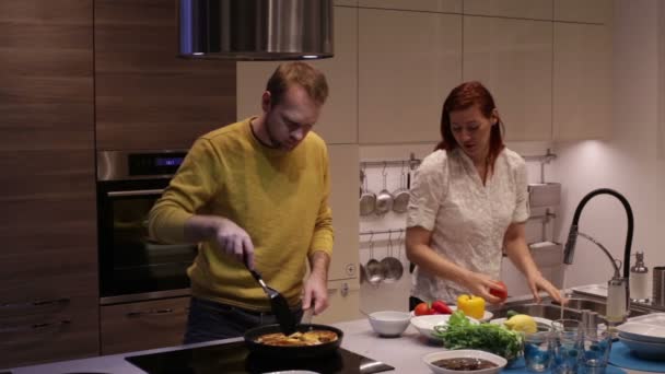 El marido y la esposa preparando la cena — Vídeos de Stock