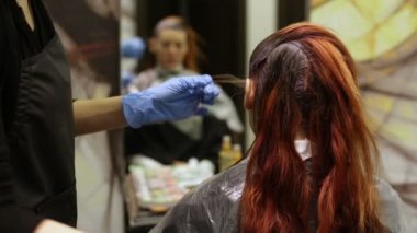 Güzellik salonunda renklendirme saç
