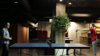 Baba ve oğul pingpong oynarken