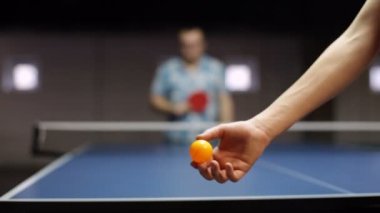 Pingpong oynayan genç adam