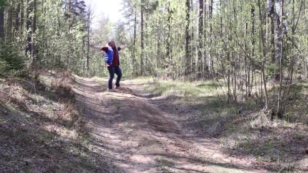 Wolności, człowiek w lesie — Wideo stockowe