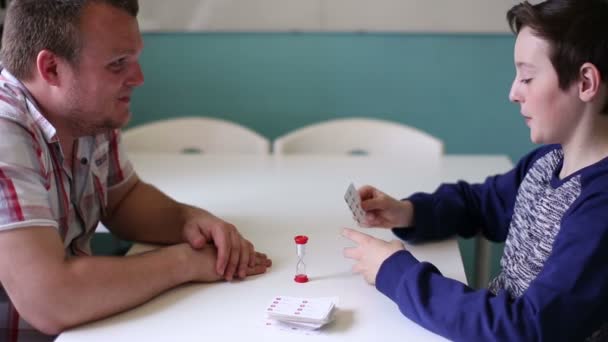Vader en zoon spelen in bordspel — Stockvideo
