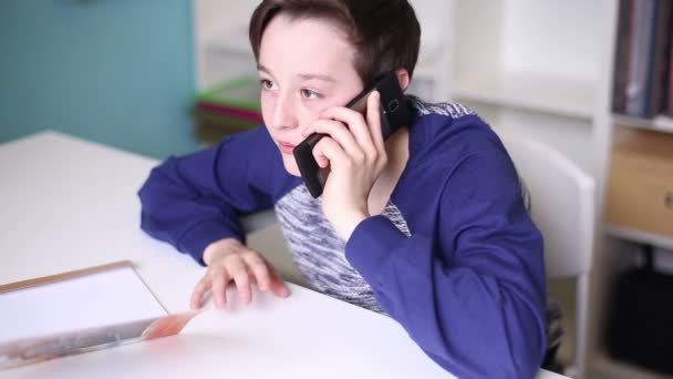 Teenager mluví o Smartphone — Stock video
