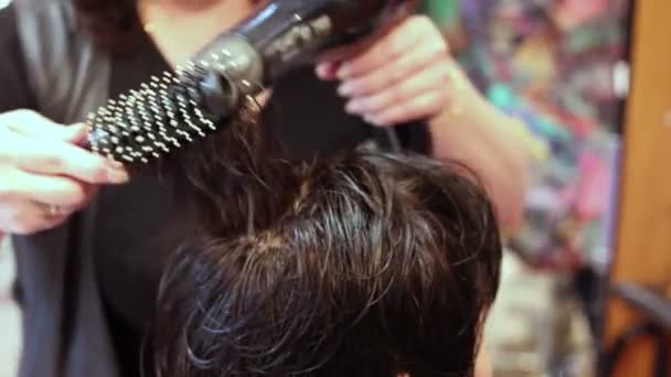 Układanie i suszenie włosów z grzebieniem i suszarka do włosów — Wideo stockowe