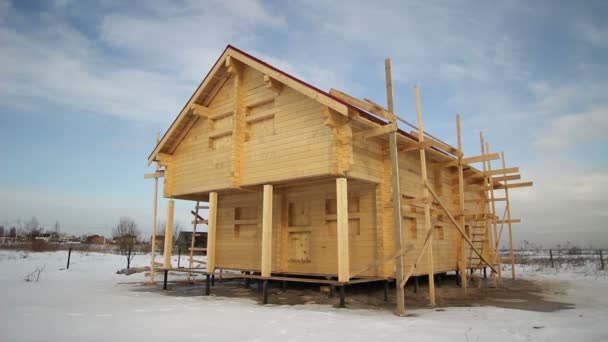 Casa de madera en la pila fundaciones — Vídeos de Stock