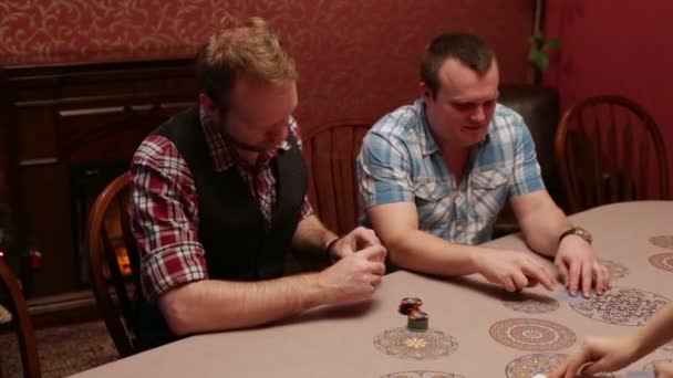 Δύο άνδρες, παίζοντας πόκερ σε ένα καζίνο — Αρχείο Βίντεο