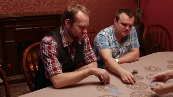 Мужчины играют в покер в казино — стоковое видео