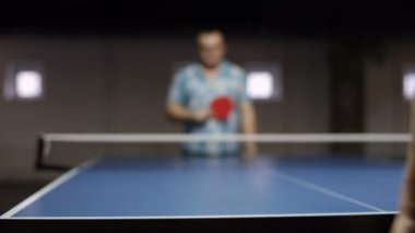Masa Tenisi oyunu oynarken genç yetişkin adam