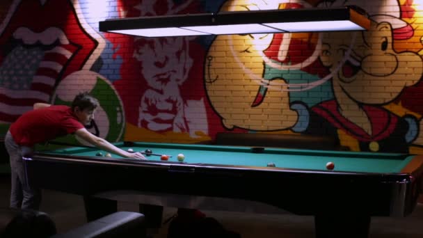 Teenager spielen Pool, fehlender Ball im Loch — Stockvideo