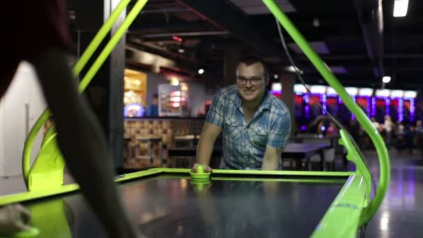 Hombre adulto jugando hockey sobre aire — Vídeos de Stock