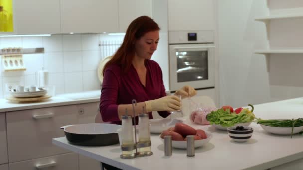 Vrouw bereidt kip — Stockvideo