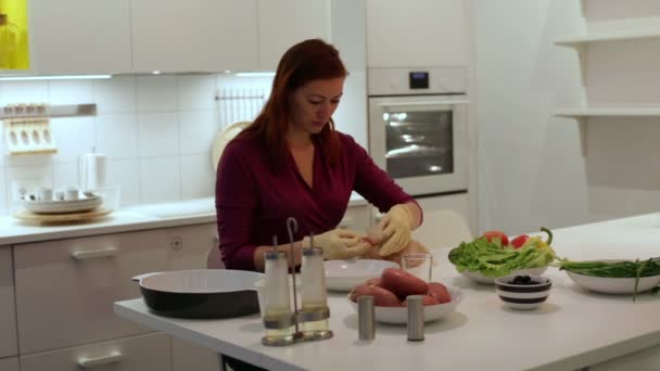 Frau in Handschuhen bindet Tasche mit Huhn — Stockvideo