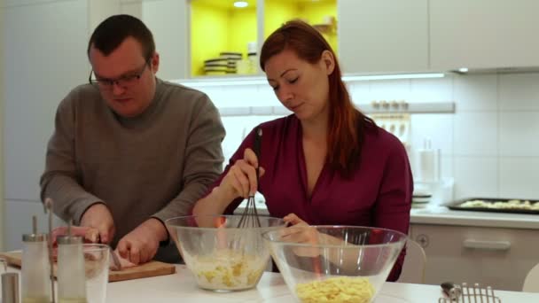 Hombres y mujeres están preparando la cena y hablando — Vídeo de stock